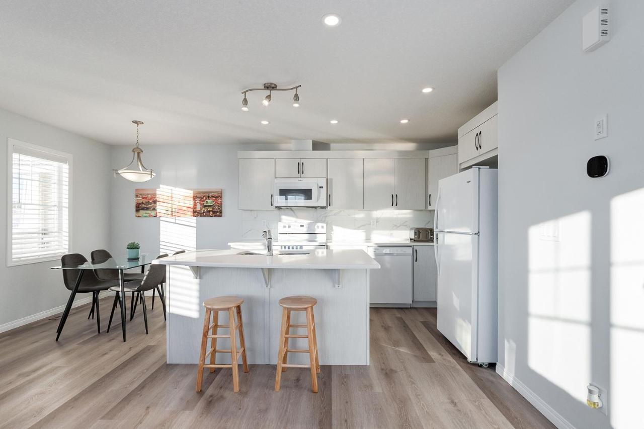 New Home With Ac, Patio And Netflix Calgary Extérieur photo